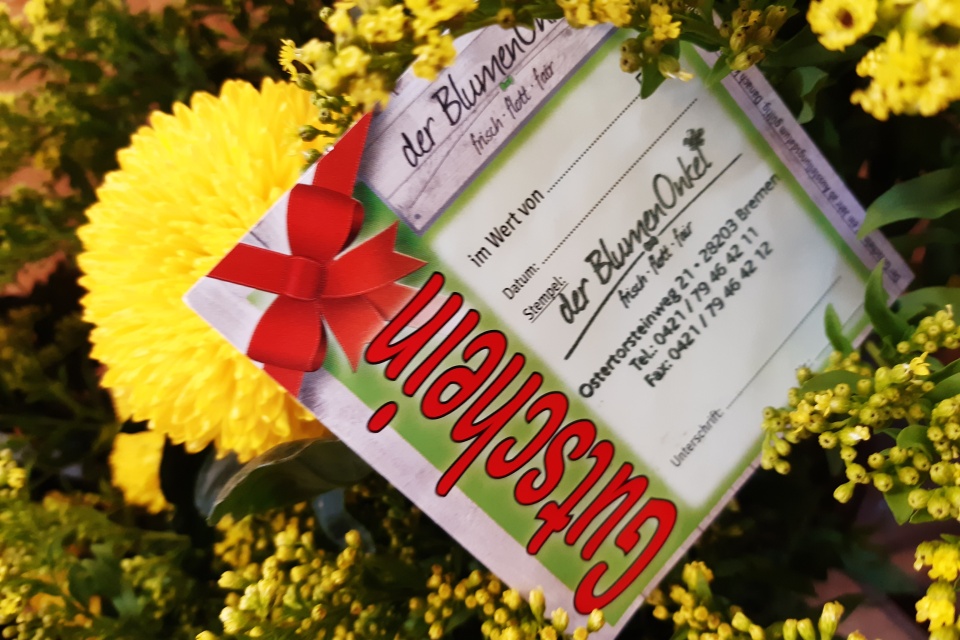 Gutschein für den Blumenladen Blumenonkel in einer gelben Blume