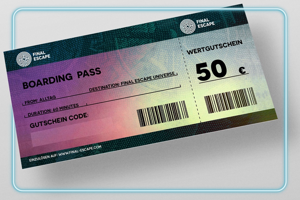 Das Bild zeigt einen Wertgutschein im Stil eines Boarding Passes. Oben links befindet sich das Logo von Final Escape. Die Karte zeigt eine Route von 'Alltag' zu 'Final Escape Universe', mit einer Dauer von 60 Minuten. Auf der rechten Seite ist ein Gutschein im Wert von 50 Euro abgebildet. Der Hintergrund der Karte hat ein sanftes Farbverlaufsmuster.