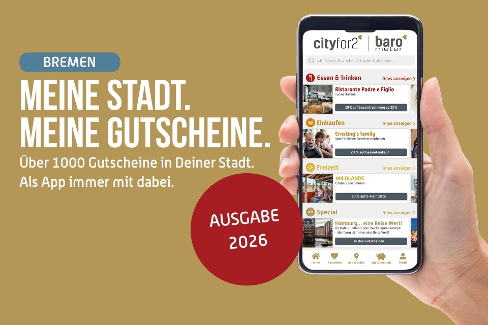 Das Bild zeigt eine Hand, die ein Smartphone hält, auf dem eine Gutschein-App geöffnet ist. Oben links steht 'BREMEN' und darunter der Text 'MEINE STADT. MEINE GUTSCHEINE.' In der App sind verschiedene Kategorien wie Essen & Trinken, Einkaufen und Freizeit aufgelistet. Der rote Kreis betont die 'AUSGABE 2026'. Der Hintergrund ist beige und der gesamte Inhalt vermittelt den Eindruck von über 1000 verfügbaren Gutscheinen in Bremen.