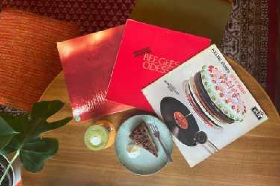 3 Platten ein Stück Kuchen und ein Getränk sind zu sehen.