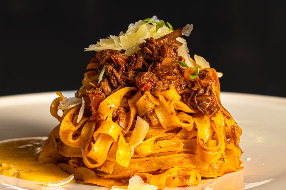 Ein Teller voller Pasta mit Bolognese