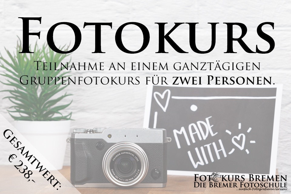 Ein Werbebild für einen Fotokurs. Im Vordergrund steht eine analoge Kamera auf einem Tisch. Im Hintergrund sind ein grüner Zimmerpflanzentopf und eine kleine Tafel mit der Aufschrift "Made with Love" zu sehen. Der Text auf dem Bild lautet: "Fotokurs. Teilnahme an einem ganztägigen Gruppenfotokurs für zwei Personen. Gesamtwert: € 238,-". Unten rechts befindet sich das Logo von "Fotokurs Bremen – Die Bremer Fotoschule" mit dem Zusatz "…einfach fotografieren lernen". Der Hintergrund ist hell und minimalistisch gestaltet.