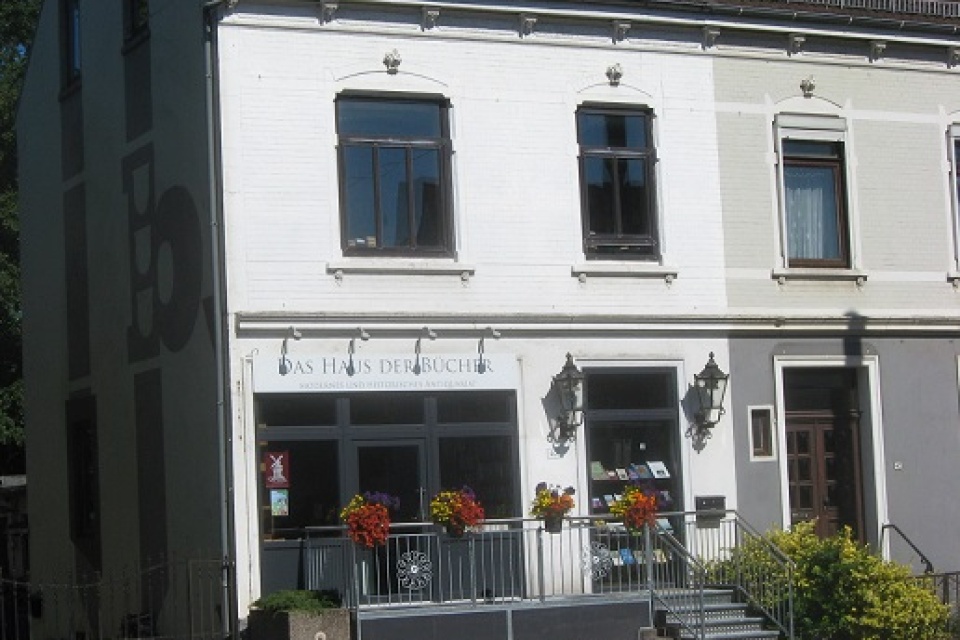 Die Außenfassade vom Haus der Bücher.