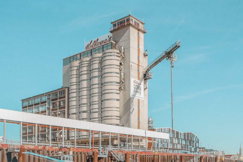 Das Bild zeigt das John & Will Silohotel bei Guldsmeden in der Bremer Überseestadt. Es ist ein graues Gebäude aus alten Silos 