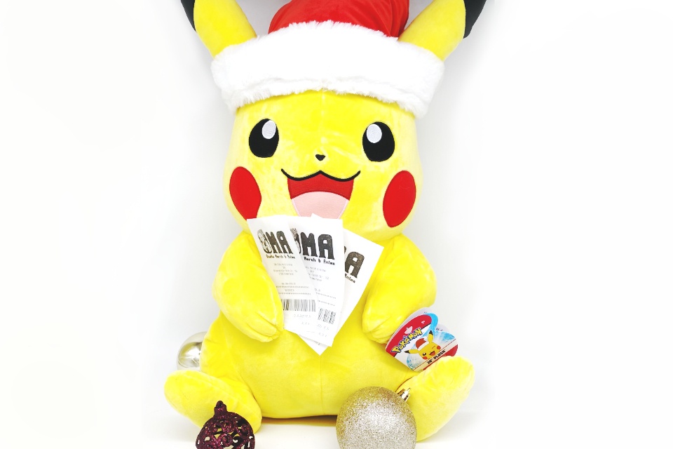 Ein Plüsch-Pikachu hält 3 Gutscheine vom OMA Shop