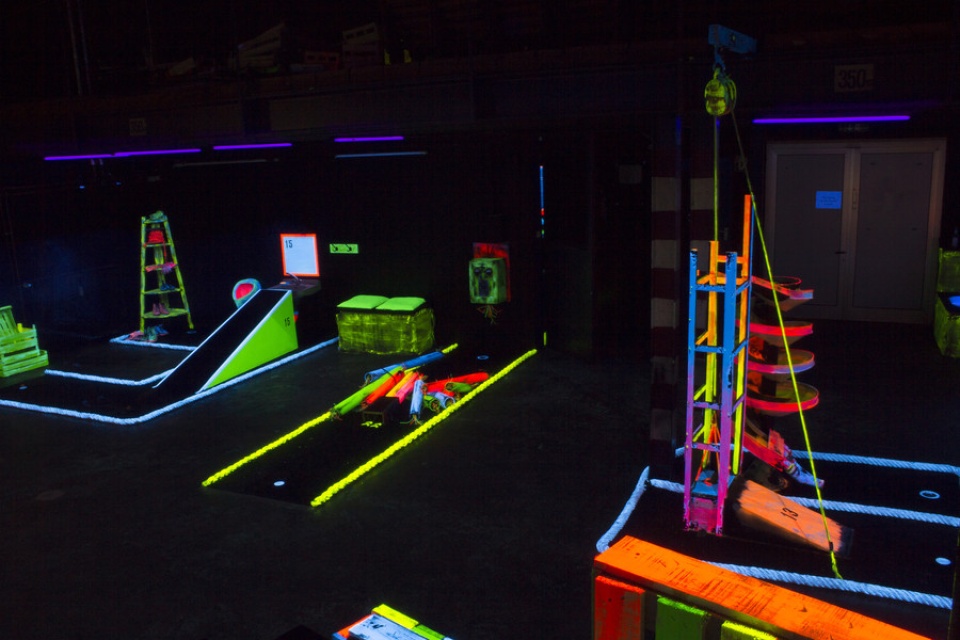 Die Bahnen des Schwarzlichthof Minigolfs.