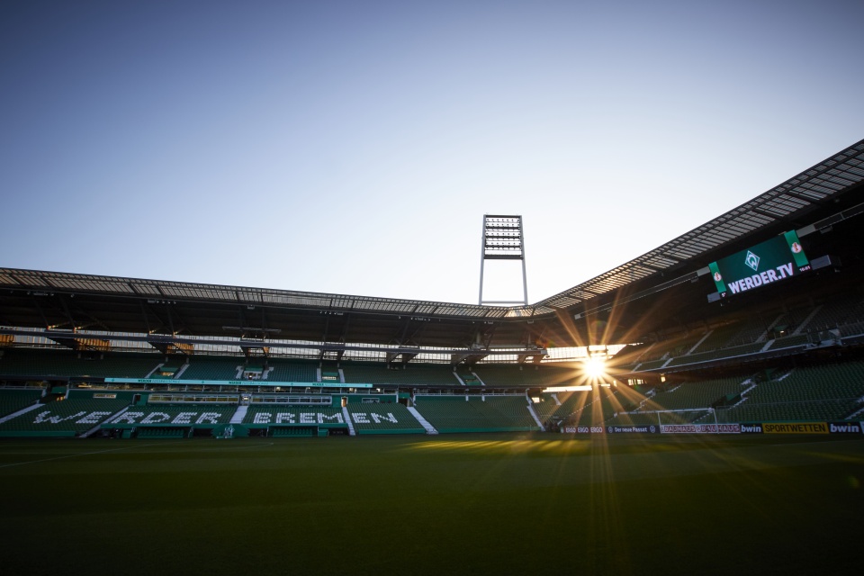 Das Bild zeigt das Weserstadion von innen, während die Sonne untergeht