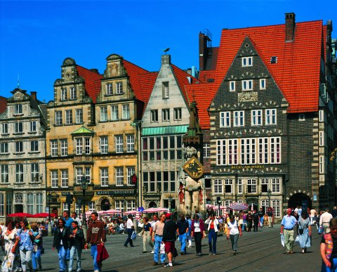 Fassaden am Bremer Marktplatz, im Vordergrund der Roland; Quelle: protze + theiling GbR