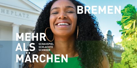 Eine junge Frau steht lachend vor dem Theater am Goetheplatz. Sie hat schwarze Locken und trägt goldene Creolen. Schriftzug im Bild: "Bremen - Mehr als Märchen. Schauspiel, Schlachte, Schnoor".