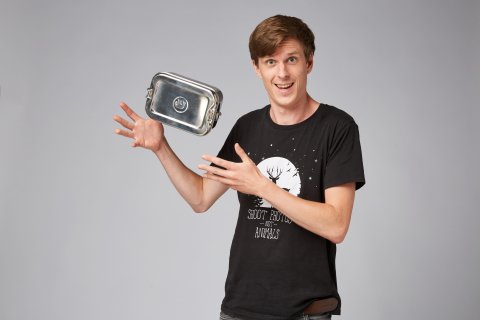 Eine Packbuddy-Dose wird in die Kamera gehalten.