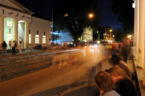 Foto aus dem Bremer Viertel bei Nacht. Die Menschen sind leicht verschwommen zu sehen.
