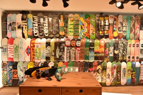 Viele bunte Bretter zum Skateboarden stehen zum Verkauf.