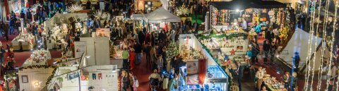 Blick von oben in eine weihnachtliche Messehalle