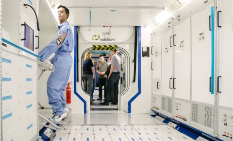 Besucher während einer Raumfahrt-Führung im Columbus-Modul bei Airbus