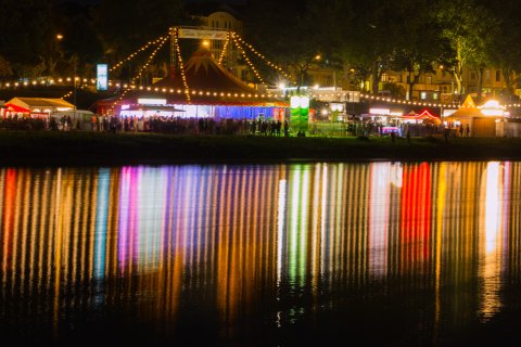 Bunte Lichter spiegeln sich in der Weser