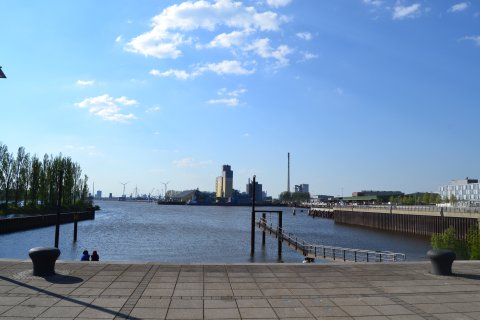 Aussicht auf ein Hafenbecken, im Hintergrund Industriebauten; Quelle: WFB/bremen.online - MDR