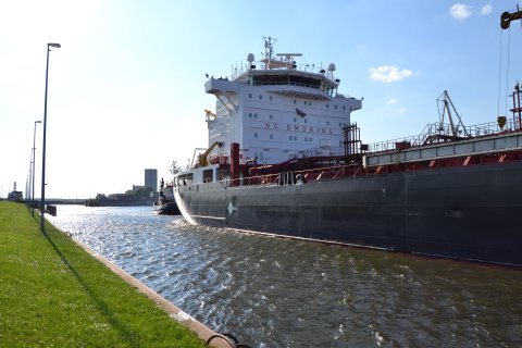 Ein Hafenbecken mit einem einfahrenden, großen Containerschiff; Quelle: WFB/bremen.online - MDR