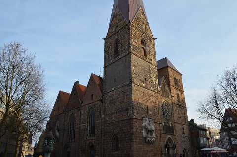 Die Unser Lieben Frauen Kirche in der Bremer Innenstadt von der Seite