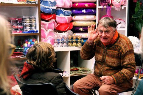 Ein älterer Mann erzählt Kindern etwas
