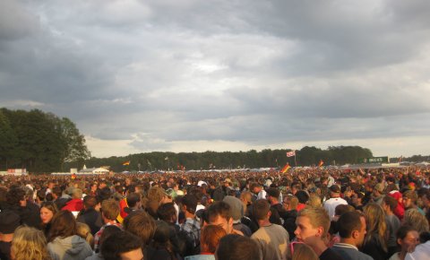 Eine Menschenmenge auf einem Musikfestival