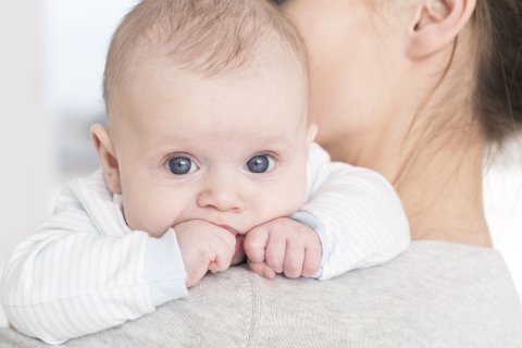 Ein Baby auf dem Arm der Mutter (Quelle: fotolia / Photographee.eu)