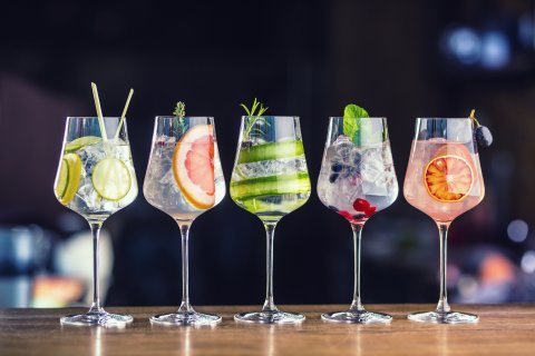 Fünf Cocktailgläser stehen auf dem Tresen.