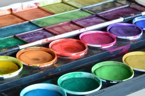 Farbkasten (Foto: Fotolia / frankfattler)