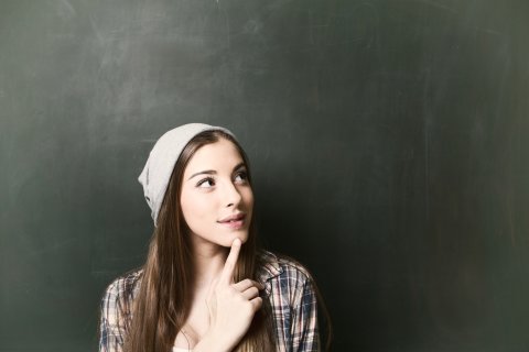 Junge Frau vor einer Schultafel Quelle: fotolia; drubig-photo