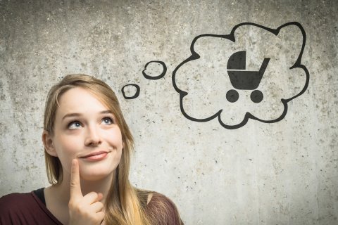 Junge Frau denkt an Kinder Quelle: fotolia; DDRockstar