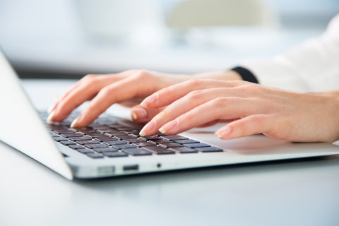 Frauenhände tippen auf einer Laptop-Tastatur (Quelle: fotolia / chagin)
