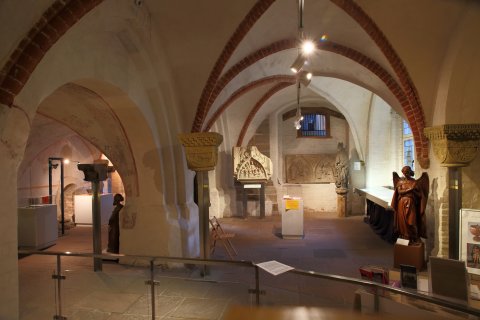 Der Domschatz ist in den Räumen des Dom-Museums zu bewundern, Eingang aus dem Kirchenraum