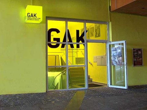 Der in gelb gehaltene Eingangsbereich zur GAK - Gesellschaft für Aktuelle Kunst