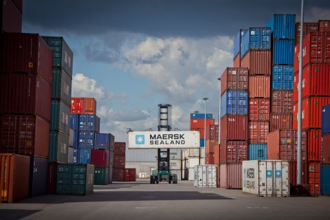 Ein Container-Stapler im Güterverkehrszentrum Bremen in Aktion (Quelle: WFB Wirtschaftsförderung Bremen GmbH)