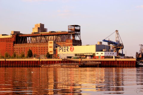 Blick auf das Pier 2 in der Überseestadt im Abendlicht
