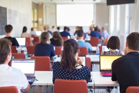 Studenten sitzen in einem Hörsaal