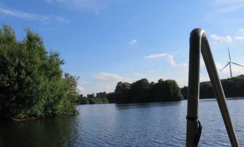 Ein Foto von einem Steg auf das Wasser und eine der Inseln des Mahndorfer Sees.