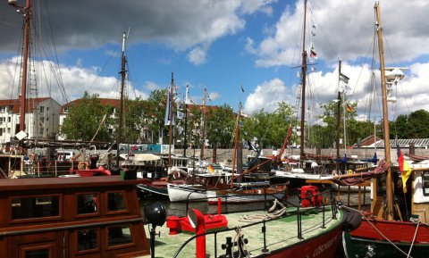Ein Blick auf den Vegesacker Hafen mit zahlreichen Schiffen.