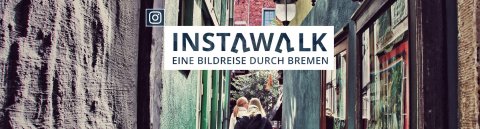 Eine Gasse im Schnoor, durch die Menschen gehen, darüber Aufschrift "Instawalk - Eine Bildreise durch Bremen"