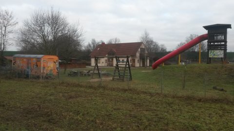Rutsche und Haupthaus des Kinderbauernhofs Tenever