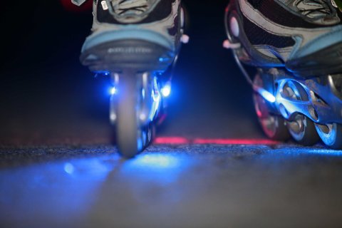 Beleuchtete Inline-Skates auf dem Asphalt