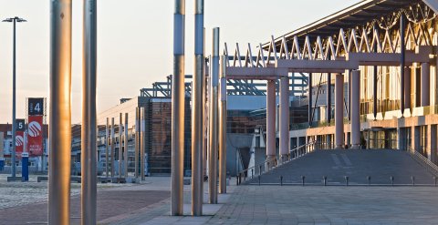 Ein Sonnenuntergang am Messegelände Bremen. Rechts sind Halle vier und fünf zu sehen.