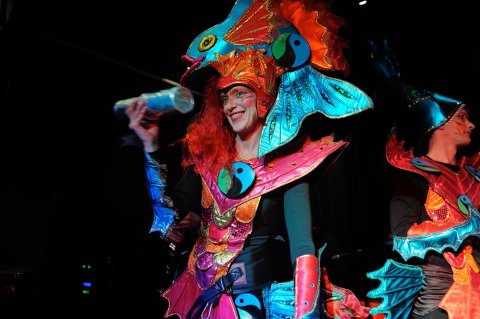 Zwei bunt kostümierte Menschen beim Bremer Samba-Karneval