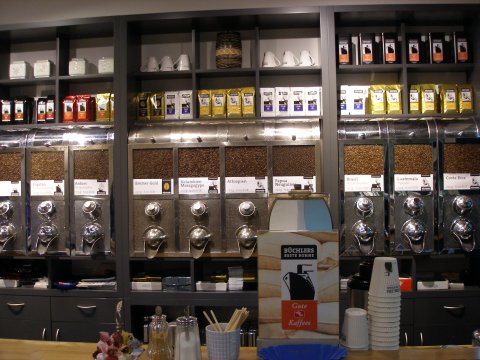Verscheidene abfüllbare Kaffeesorten in einem Geschäft