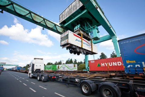 Container werden auf LKW geladen