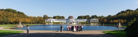 Eine Hochzeitsgesellschaft posiert für ein Foto vor dem Parkhotel.