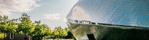 Das futuristische, walförmige Gebäude des Universum Bremen