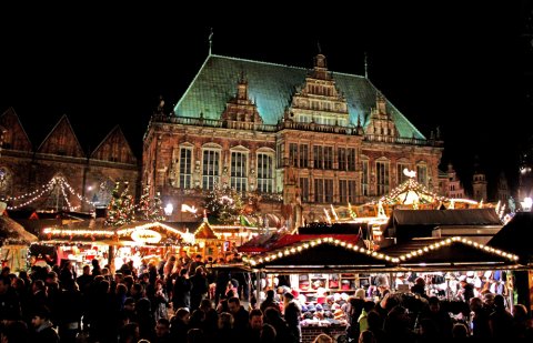 Bremer Weihnachtsmarkt im Dunkeln, hell erleuchtet