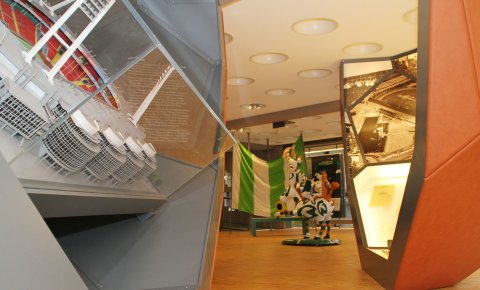 Eine Innenaufnahme aus dem Museum, zeigt einen Querschnitt des Stadiums.