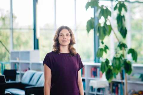 Eine Frau mit schulterlangen Haar