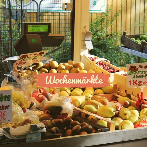 Ein Marktstand voller Obst